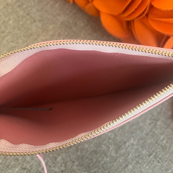 ❣️🆕Chico’s Breast Cancer Awareness Floral Printed Wristlet❣️ - Picture 4 of 8